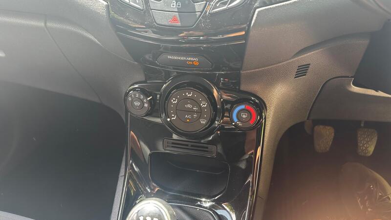 2014 Ford Fiesta — photo 21