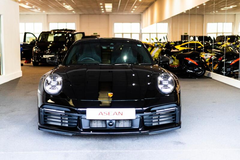 Porsche 911 view 3