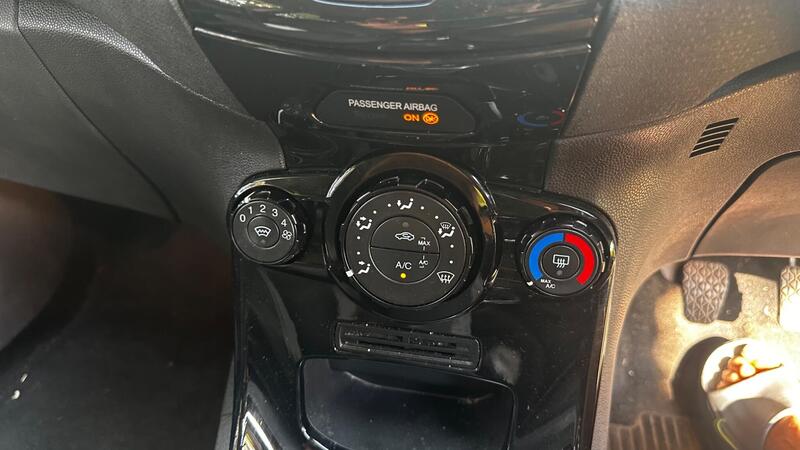 2015 Ford Fiesta — photo 16