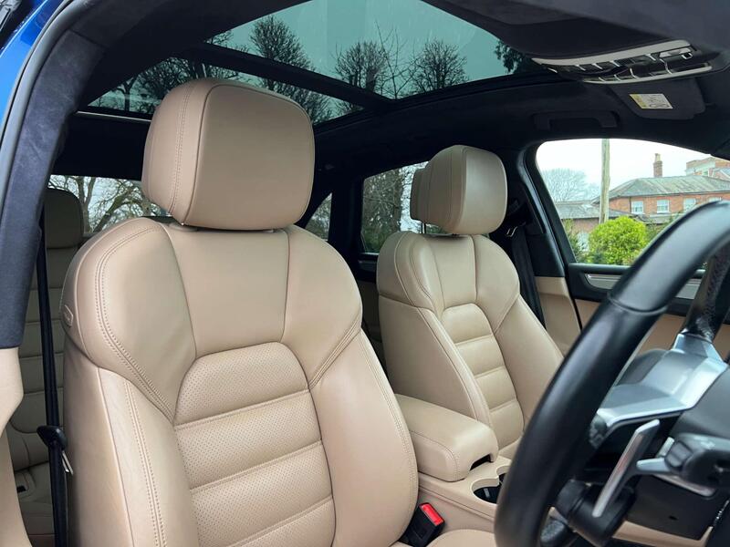 Porsche Macan view 4