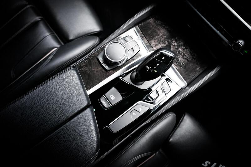 BMW 5 Series view 4