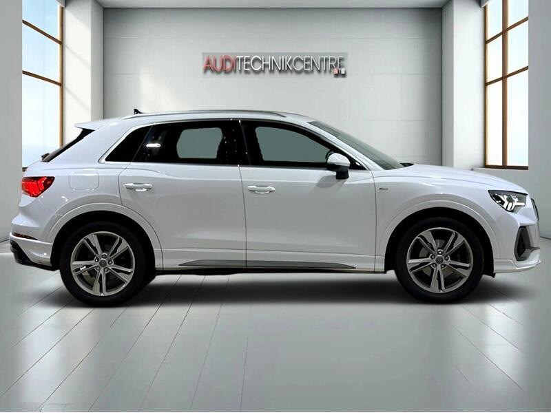 Audi Q3 view 4