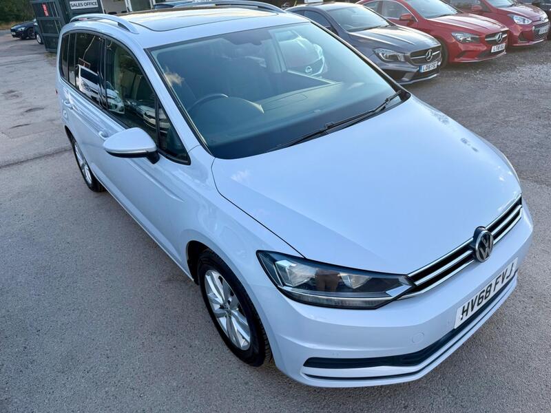 Volkswagen Touran view 2