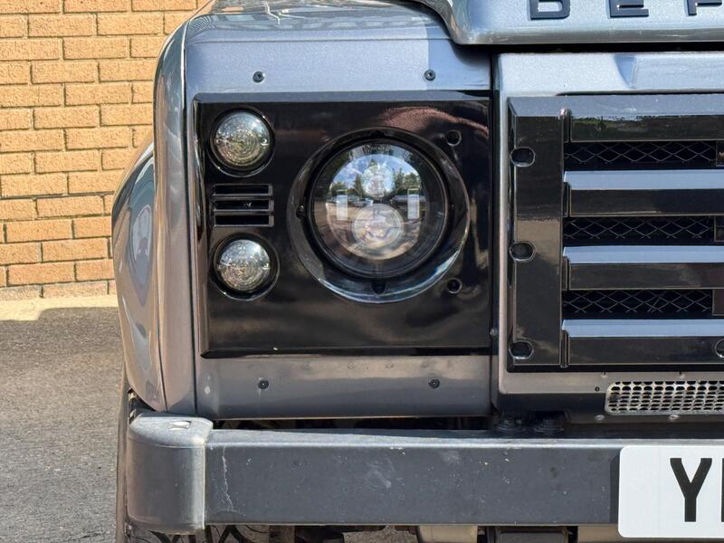 Land Rover Defender 90 view 5