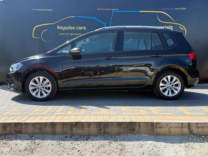 Volkswagen Golf SV view 2