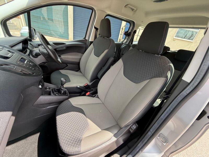 Ford Tourneo Courier view 3