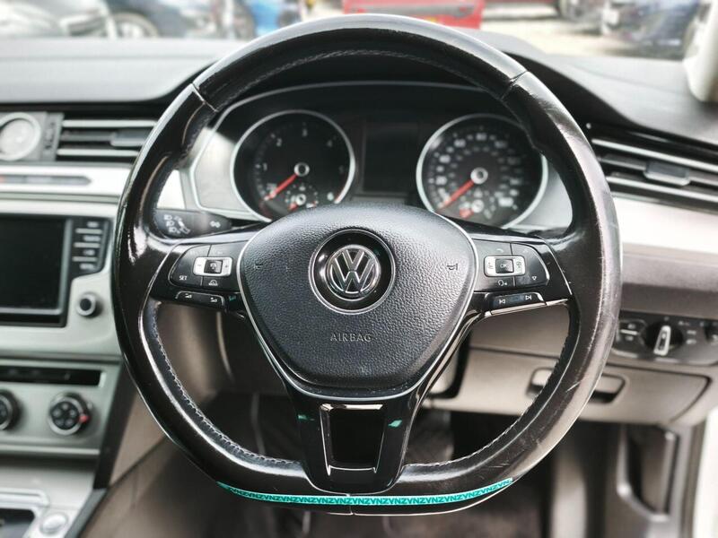 Volkswagen Passat view 3