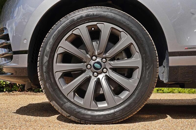 Land Rover Range Rover Velar view 2