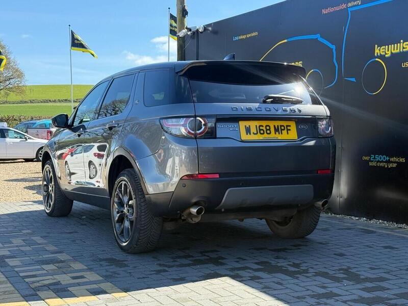 Land Rover Discovery Sport view 3
