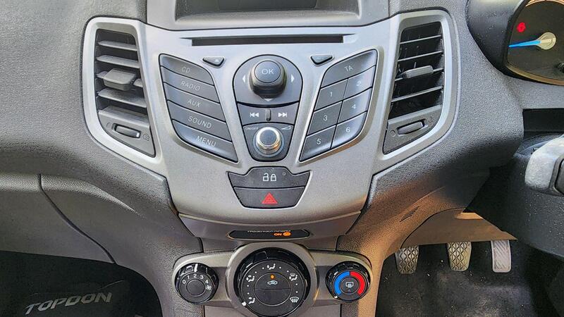2014 Ford Fiesta — photo 27
