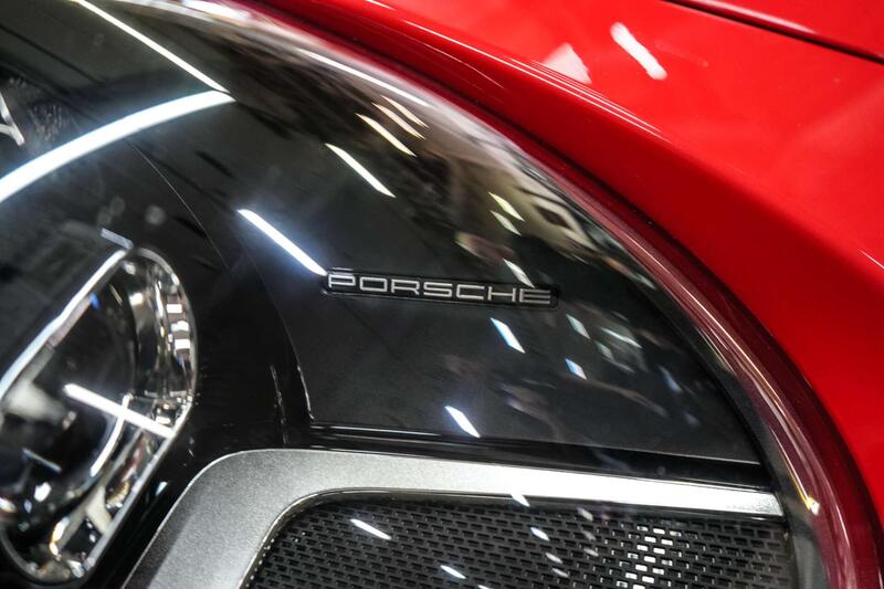 Porsche 911 view 7