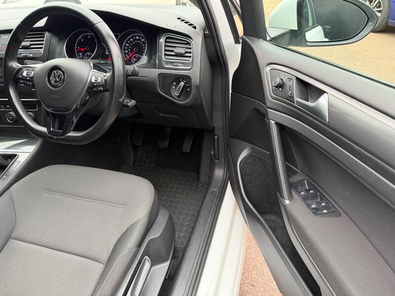 Volkswagen Golf view 6
