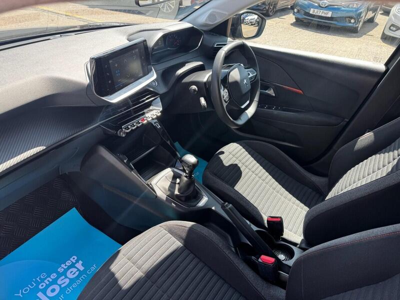 Peugeot 208 view 3