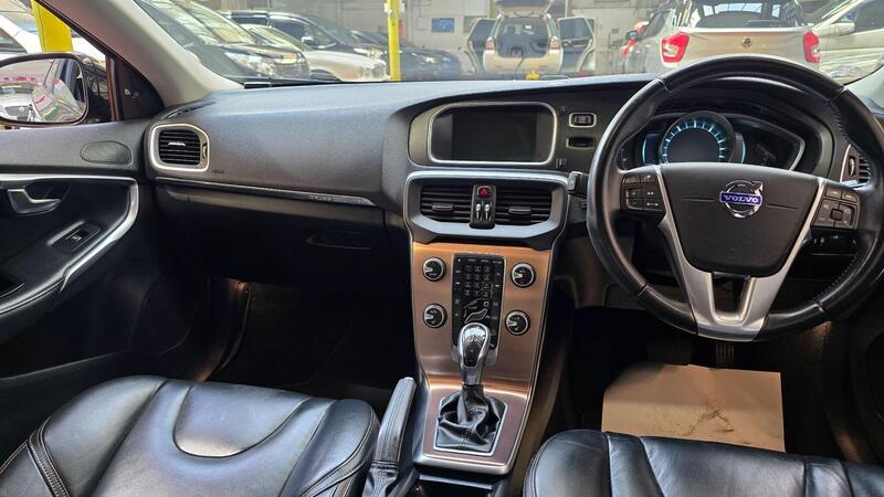 Volvo V40 Cross Country view 4