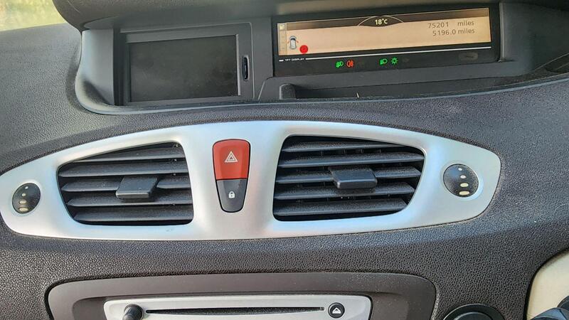 2010 Renault Scenic — photo 32