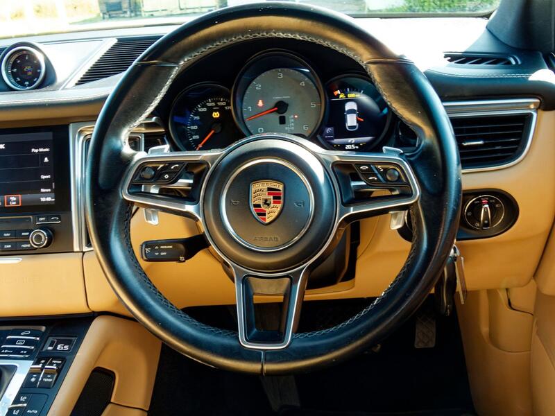 Porsche Macan view 34