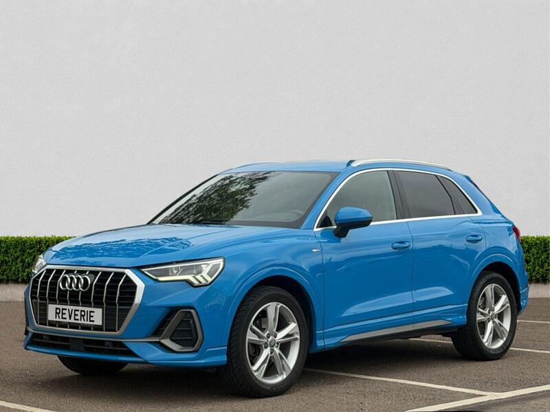 Audi Q3 view 3