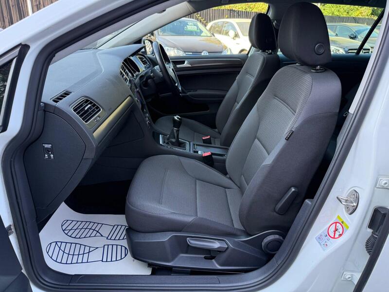 Volkswagen Golf view 3
