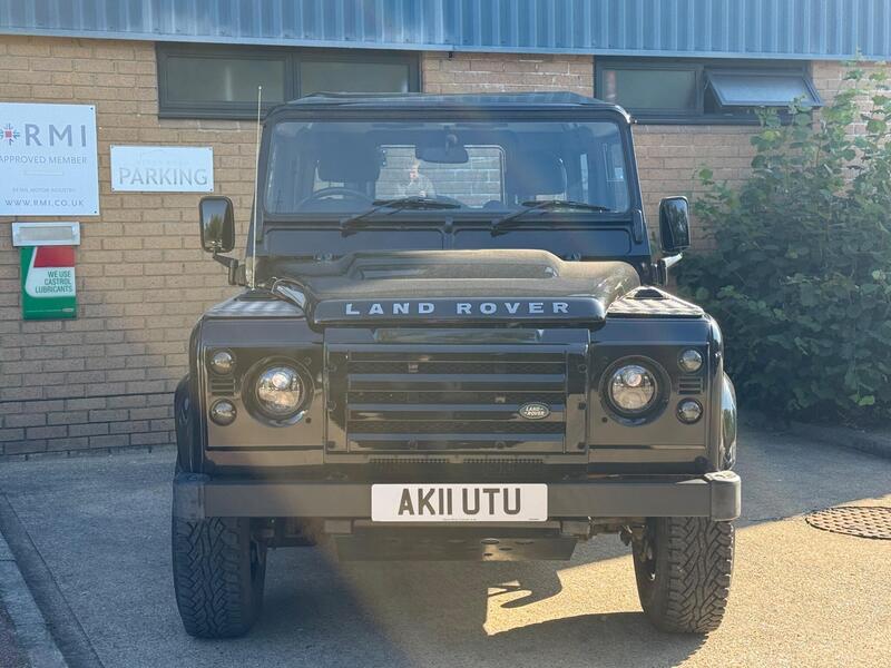 Land Rover Defender 90 view 4