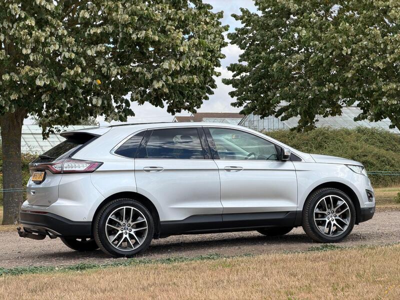 Ford Edge view 4
