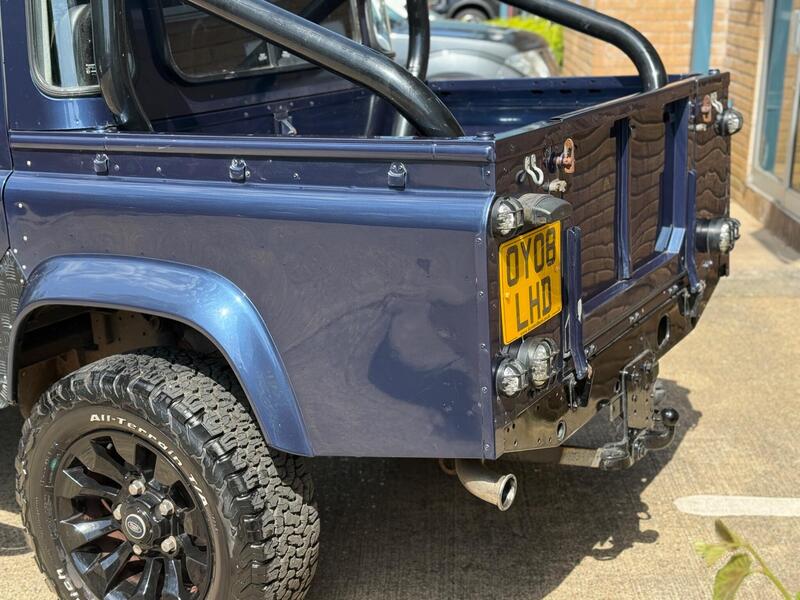 Land Rover Defender 110 view 7