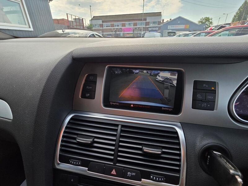 Audi Q7 view 6