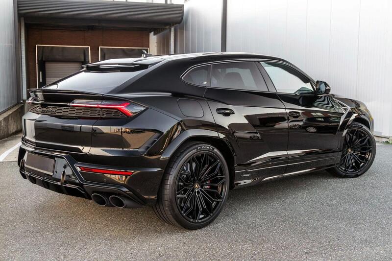 Lamborghini Urus view 5