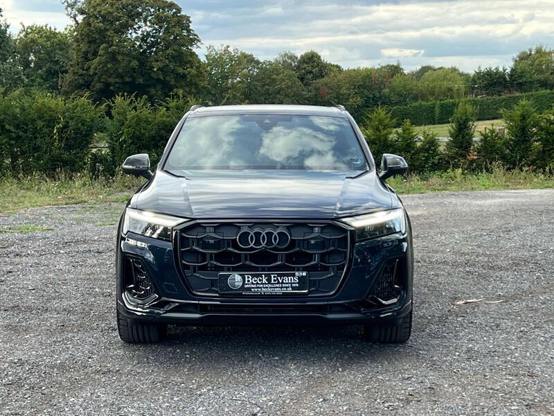 Audi Audi Q7 view 2