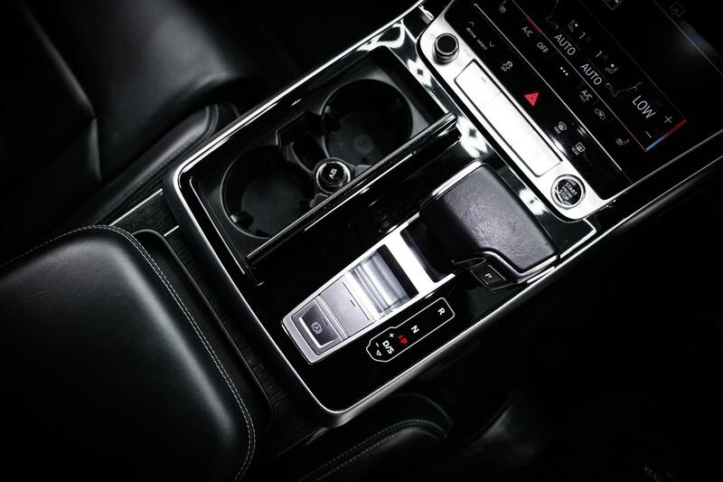 Audi Q8 view 5