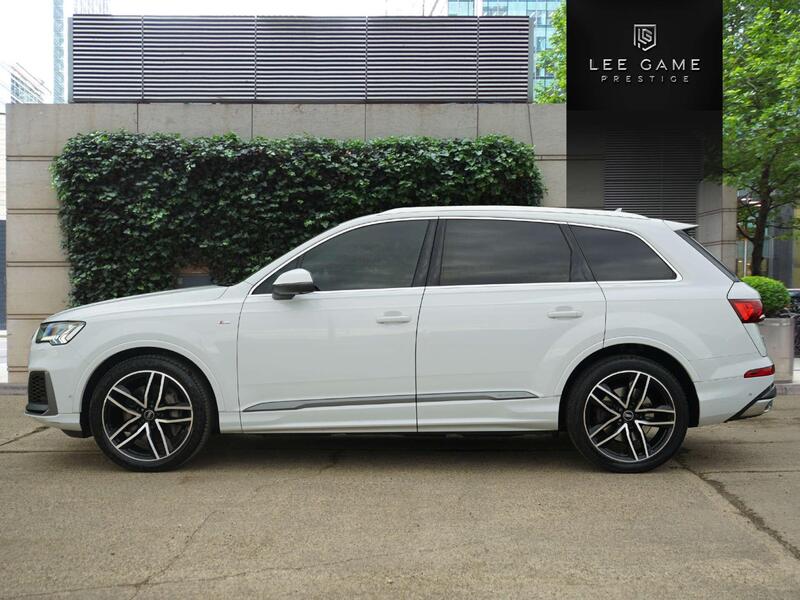 Audi Q7 view 5