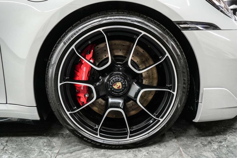 Porsche 911 view 7