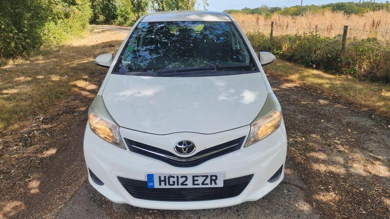 2012 Toyota Yaris — photo 2