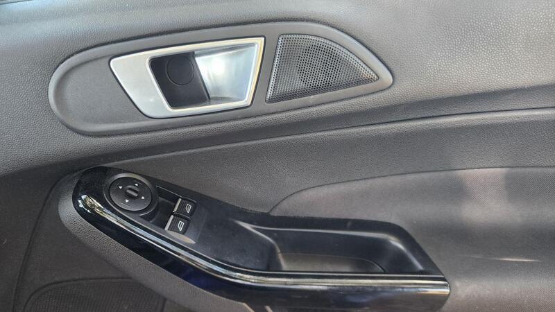 2015 Ford Fiesta — photo 39