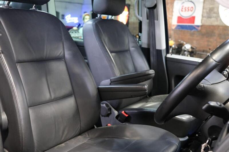 Volkswagen Caravelle view 7
