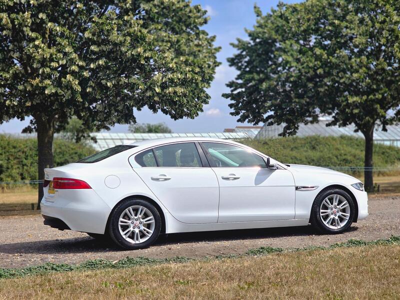 Jaguar Xe view 4
