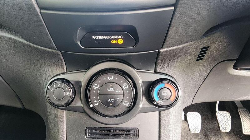2014 Ford Fiesta — photo 37
