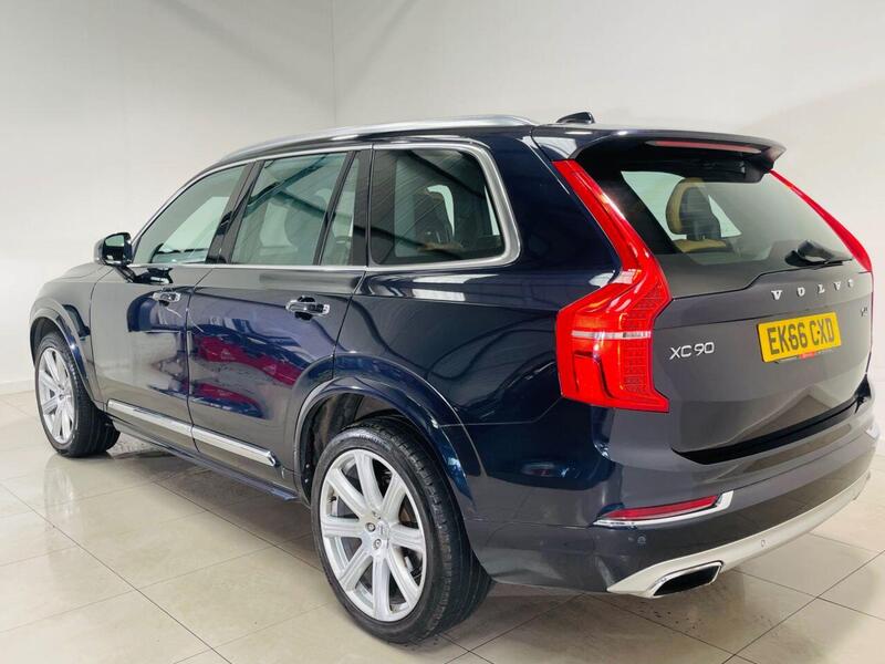 Volvo XC90 view 3