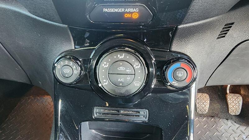 2015 Ford Fiesta — photo 38