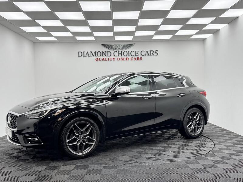 Infiniti Q30 view 3