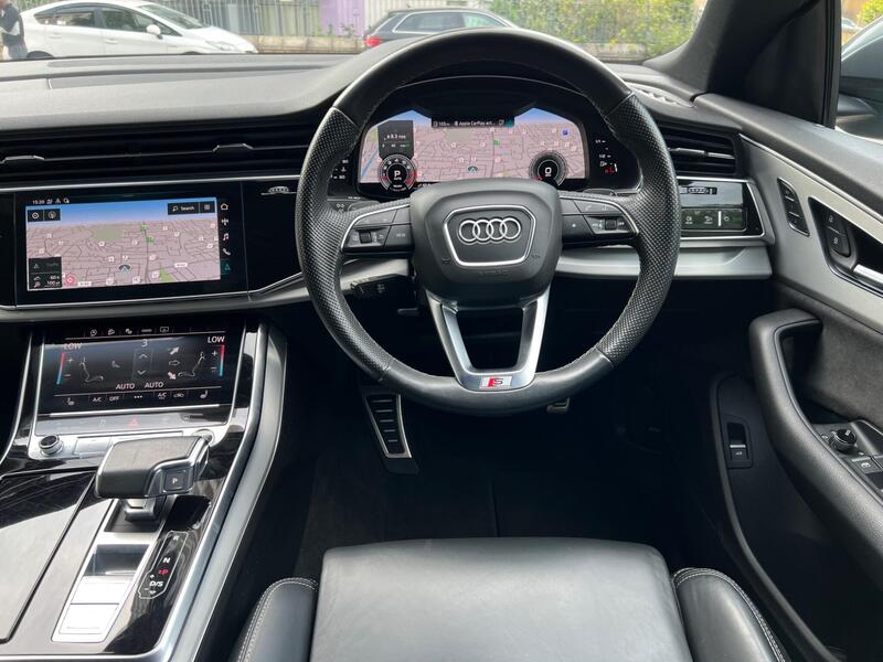 Audi Q8 view 40