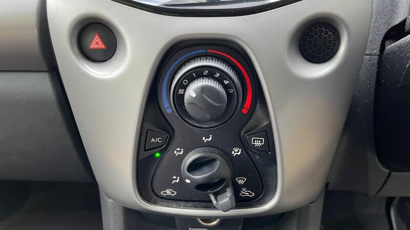 2017 Peugeot 108 — photo 37