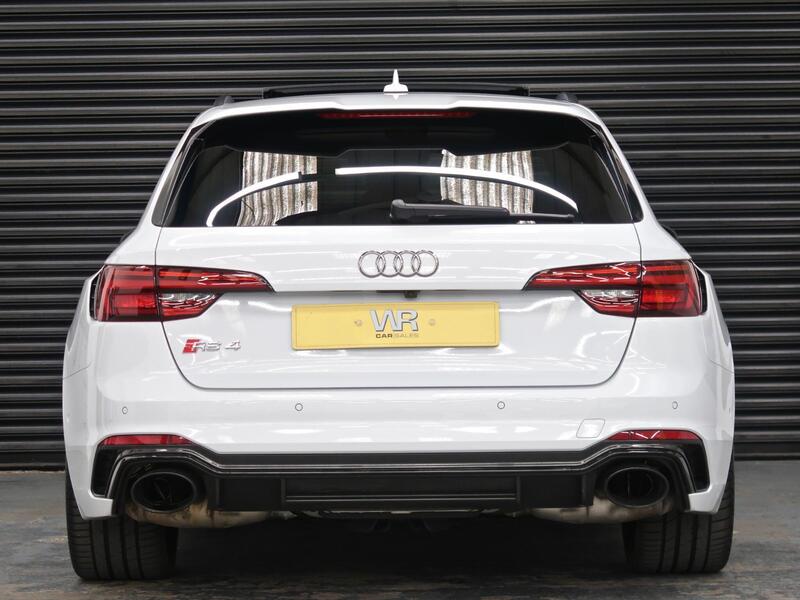 Audi RS4 Avant view 4