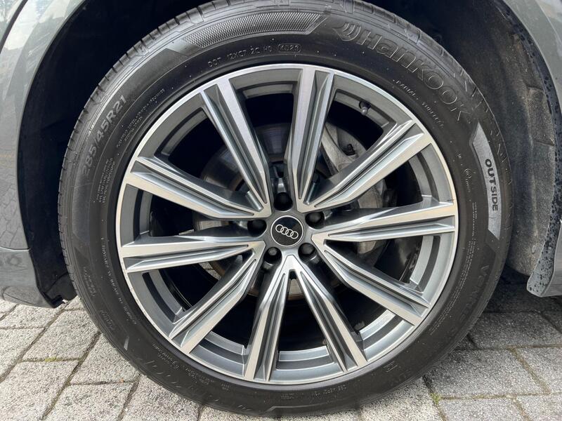 Audi Q8 view 43