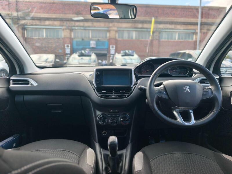 Peugeot 208 view 3