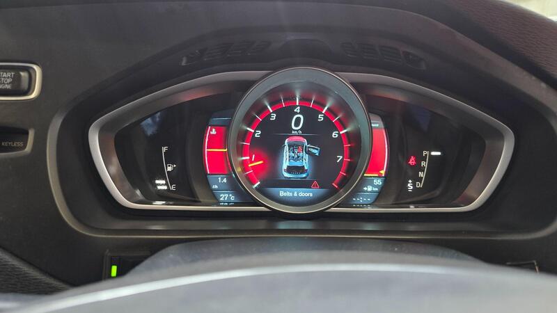 Volvo V40 Cross Country view 5