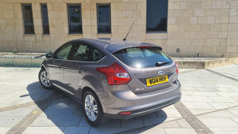 Ford Focus view 3