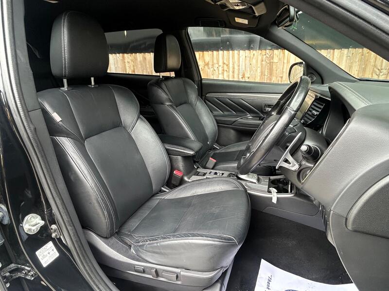 Mitsubishi Outlander view 3