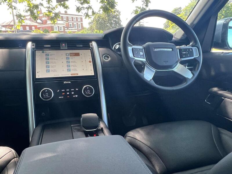 Land Rover Discovery view 3