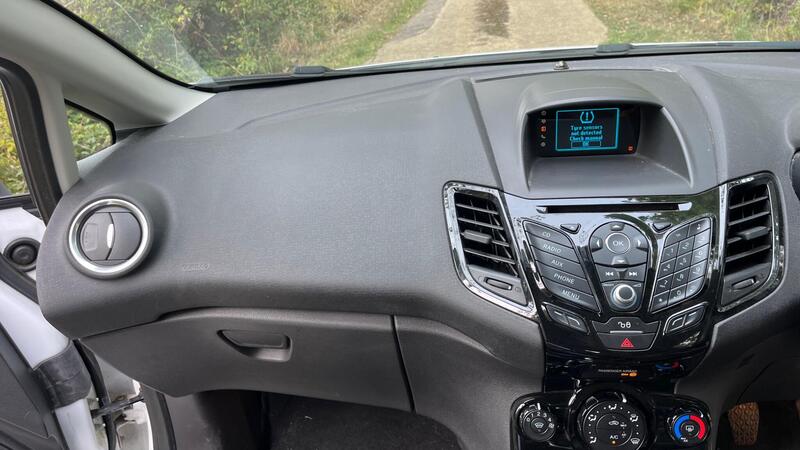 2015 Ford Fiesta — photo 30