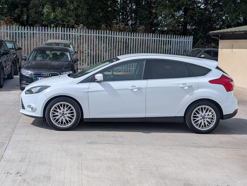 Ford Focus view 3